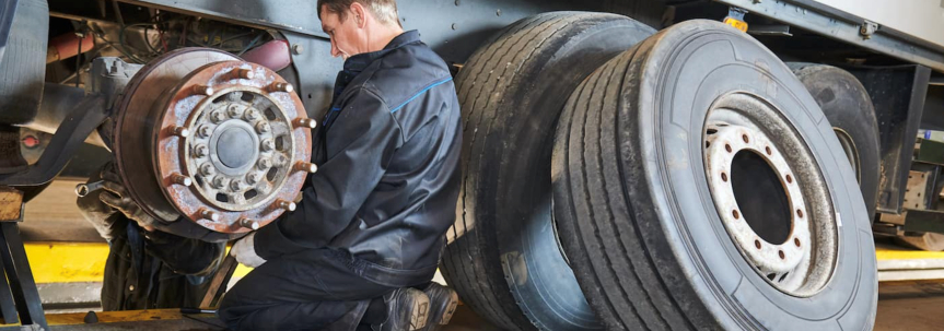 this image shows emergency roadside truck repair in Miami, Florida